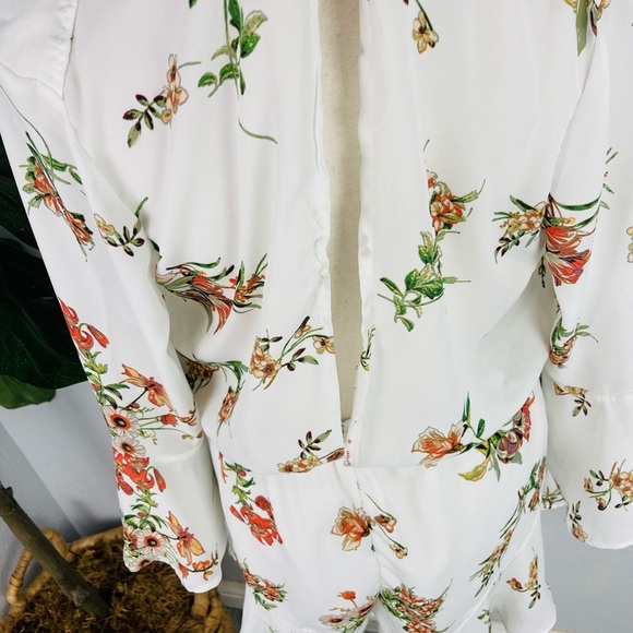 NWOT White Daisy Floral Print Chiffon Bell Sleeve Short Ruffle Romper - Picture 8 of 8